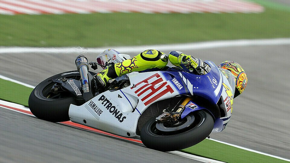 Rossi im Warmup voraus., Foto: Yamaha