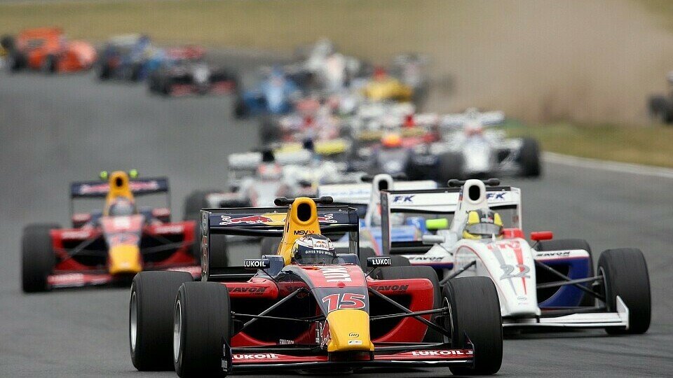 Aleshin vor Soucek, Foto: Formula Two Aleshin vor Soucek, Foto: Formula Two