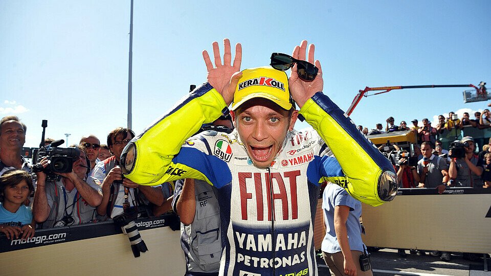 Valentino Rossi geht mit Gegnern nicht zimperlich um, Foto: Yamaha