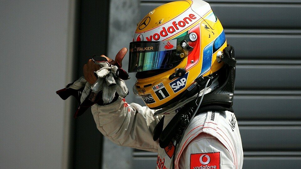 Lewis Hamilton bleibt auf der Pole., Foto: Sutton