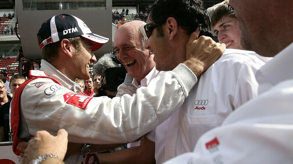 Dr. Wolfgang Ullrich freute sich mit Timo Scheider., Foto: DTM
