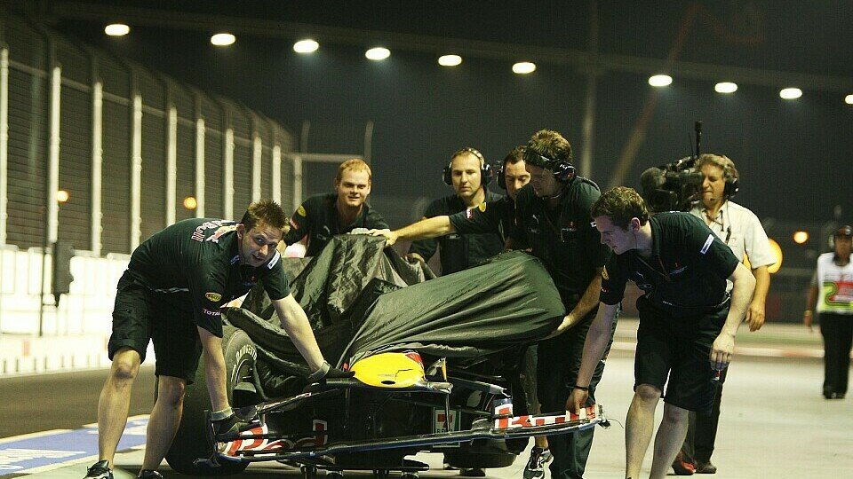 Mark Webbers Red Bull nahm im Training Schaden., Foto: Sutton