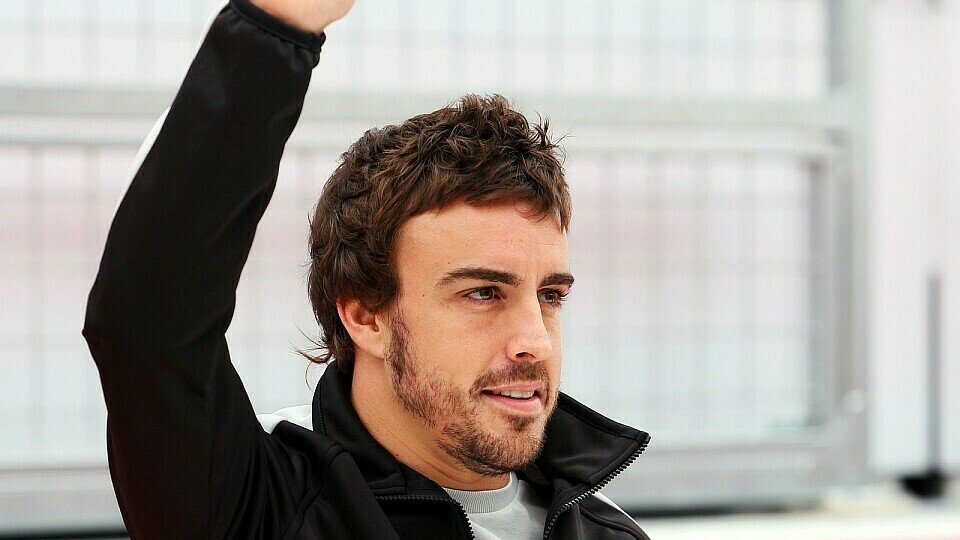 Fernando Alonso blickt zurück, Foto: Sutton