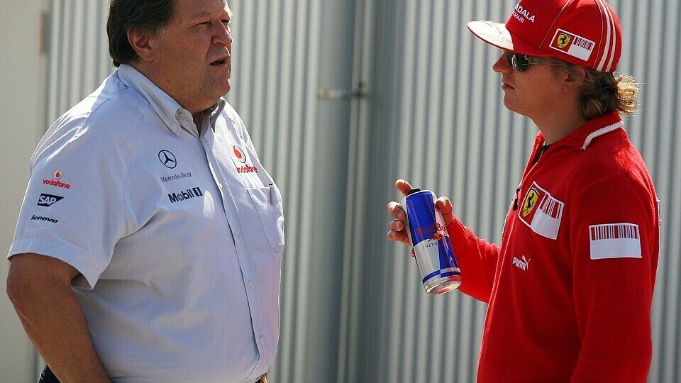 Norbert Haug im Gespräch mit Kimi Räikkönen, Foto: Sutton