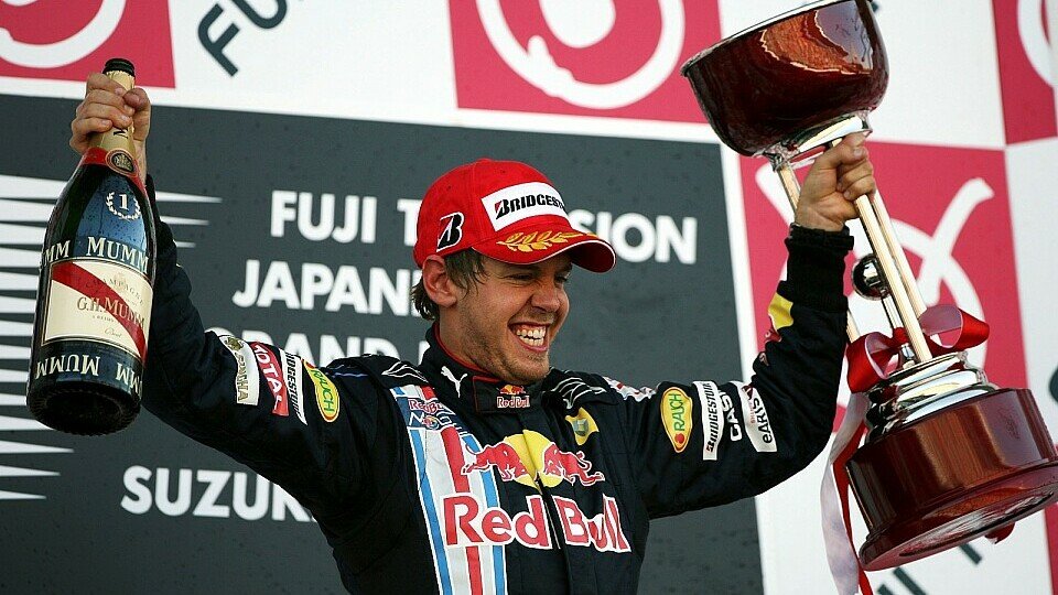 Wieder ein Siegerpokal für Sebastian Vettel., Foto: Sutton