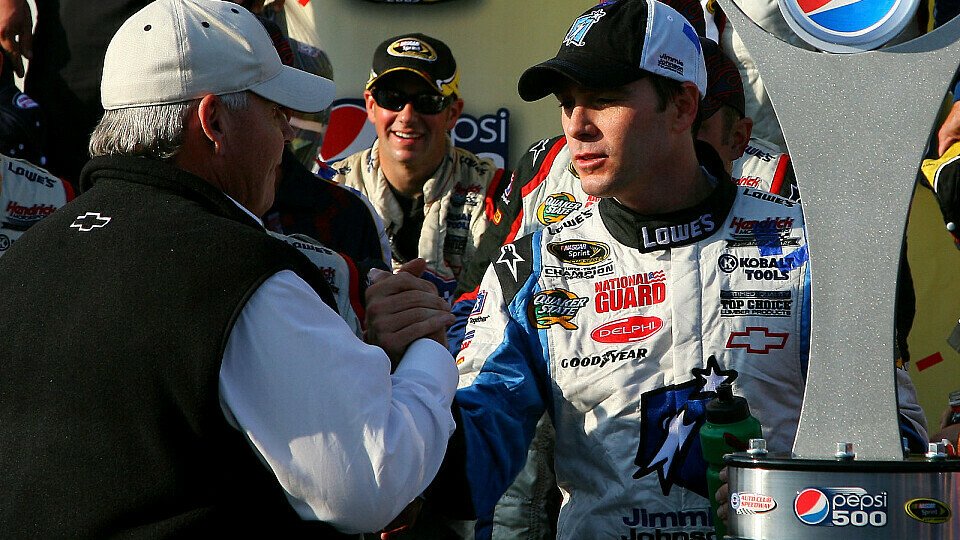 Jimmie Johnson und Rick Hendrick freuen sich über die Pole, Foto: NASCAR