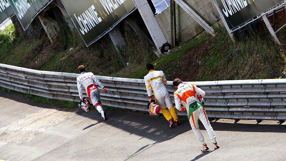 Trulli, Sutil und Alonso stapften an die Box zurück., Foto: Sutton