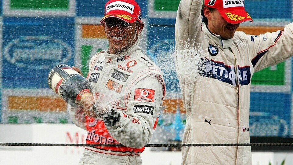 Lewis Hamilton durfte wieder Champagner verspritzen., Foto: Sutton