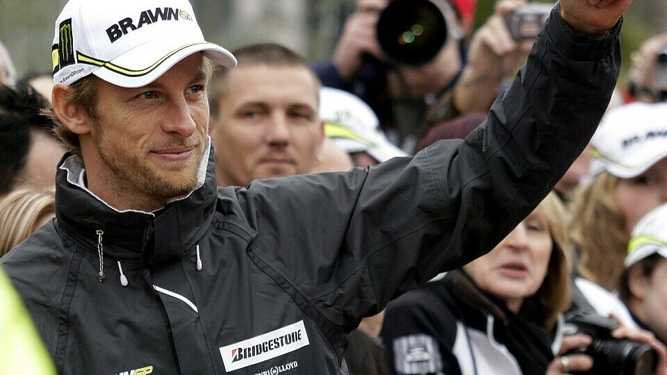 Jenson Button freute sich für Silverstone, Foto: Sutton