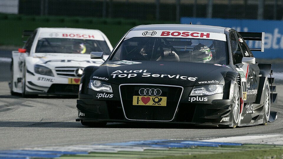 Timo Scheider sitzt wieder in einem schwarzen Auto, Foto: Audi