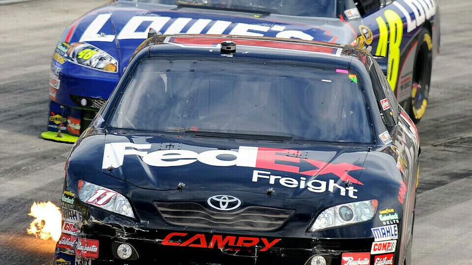 Denny Hamlin führt vor Jimmie Johnson, Foto: NASCAR
