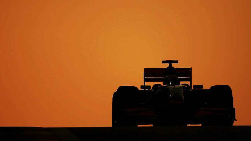 Die Formel 1 bestreitet das erste Zwielichtrennen., Foto: Sutton