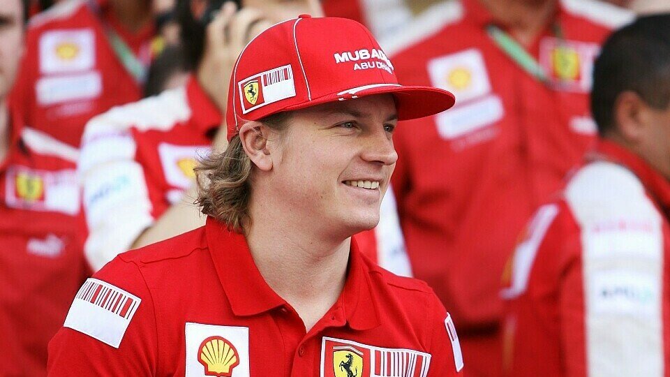 Kimi Räikkönen sieht beim McLaren-Vertrag genau hin, Foto: Sutton