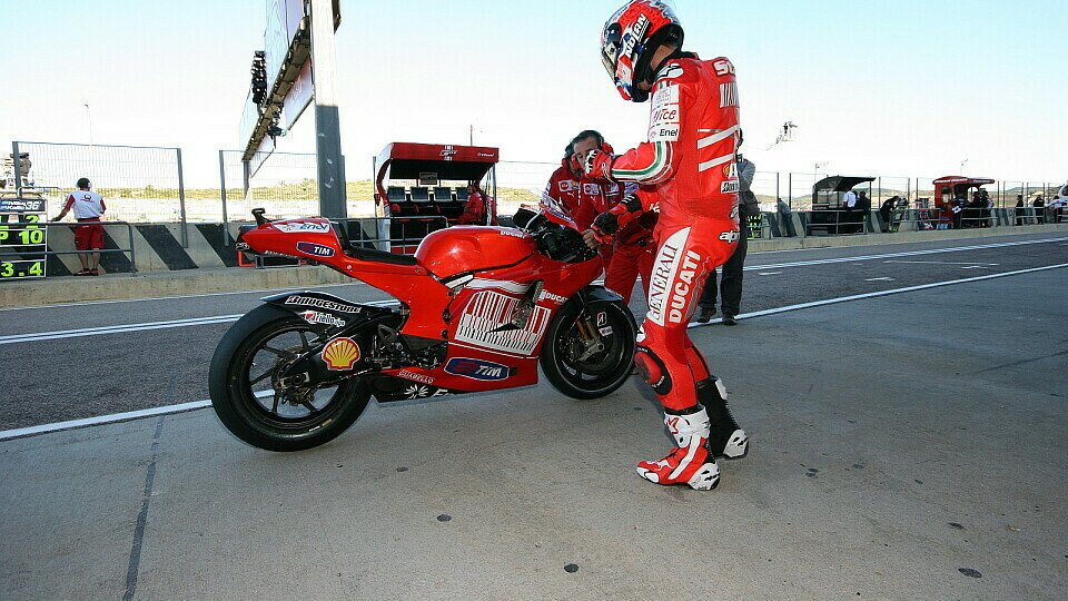 Casey Stoner gibt bei Ducati die Entwicklungs-Marschroute an, doch die anderen Fahrer profitieren davon., Foto: Ronny Lekl