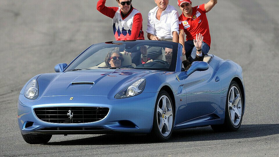 Ende letzten Jahres durfte Fernando Alonso noch nicht in Ferrari-Kleidung auftreten. Jetzt ist der Vertrag mit Renault ausgelaufen., Foto: Ferrari