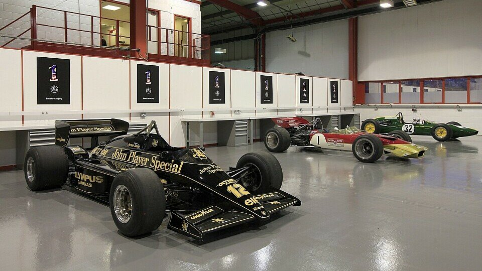 Das neue Auto wurde zum ersten Mal angelassen., Foto: Lotus F1 Racing