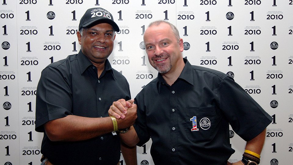 Tony Fernandes und Mike Gascoyne beleben Lotus wieder., Foto: LotusF1