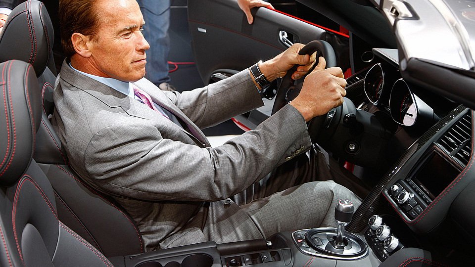 Arnold Schwarzenegger im Audi e-tron., Foto: Audi
