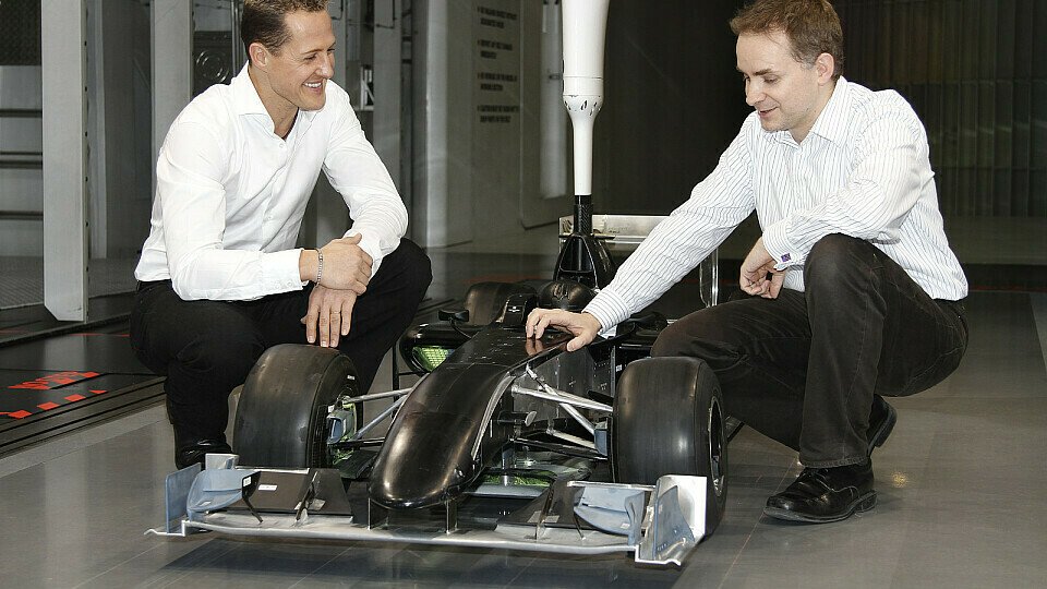 Michael Schumacher hat schon den ersten Blick in die Brawn-Fabrik geworfen., Foto: Mercedes-Benz