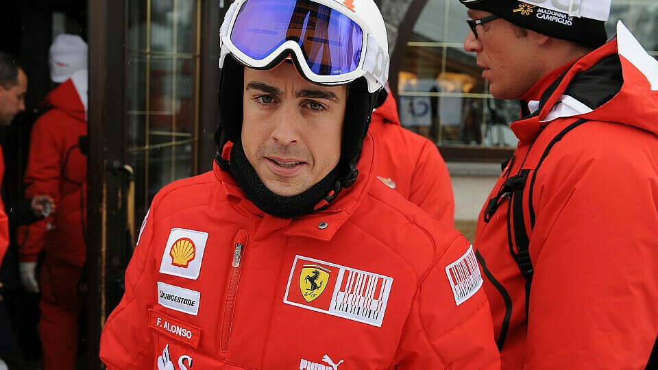 Schnee statt Strecke: Fernando Alonso darf noch nicht testen., Foto: Ferrari