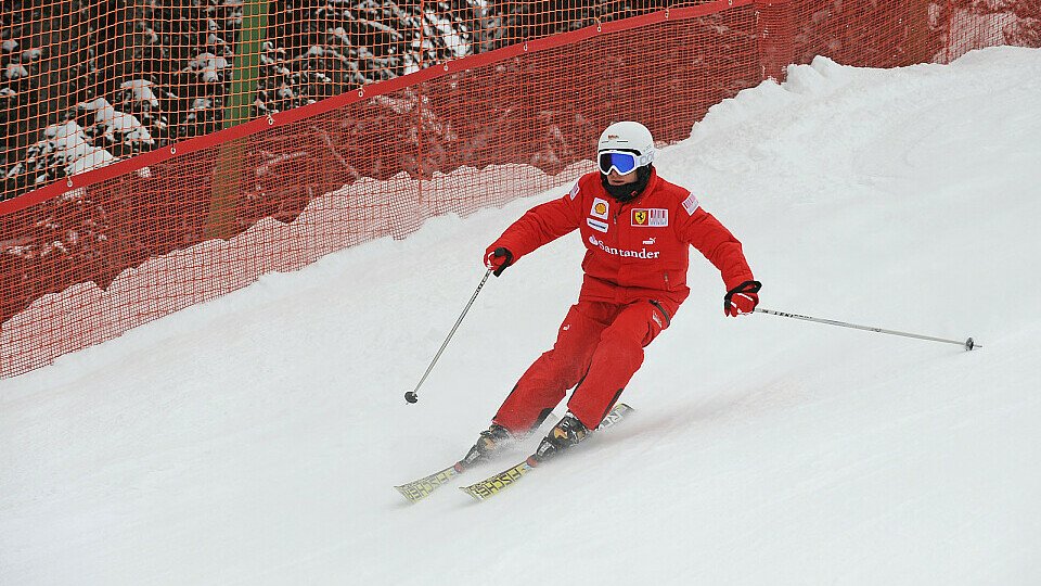 Fernando Alonso beginnt das Jahr auf zwei Skiern., Foto: Ferrari
