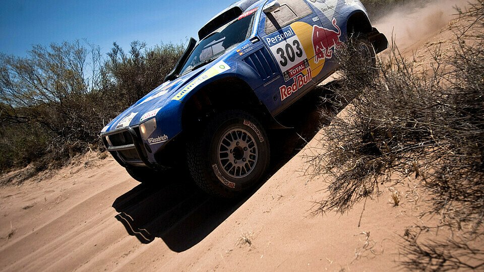 Carlos Sainz führt die Rallye Dakar weiter an., Foto: Red Bull