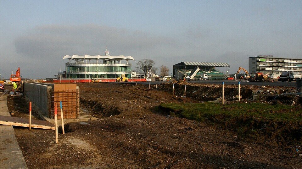 In Silverstone wird momentan viel gebaut, Foto: Sutton