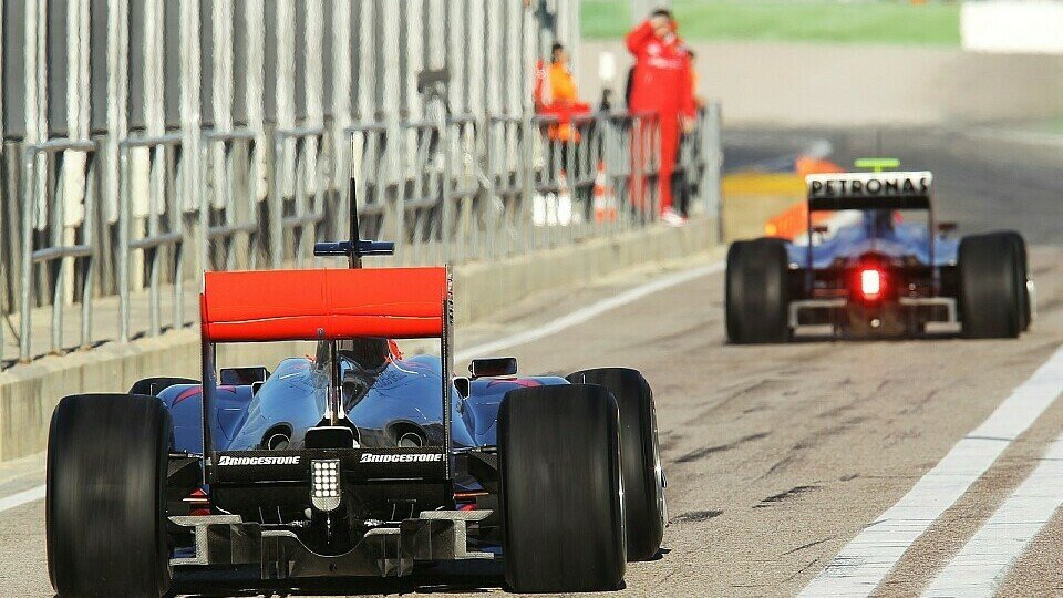 Hamilton nahm Schumacher in Barcelona unter die Lupe, Foto: Sutton