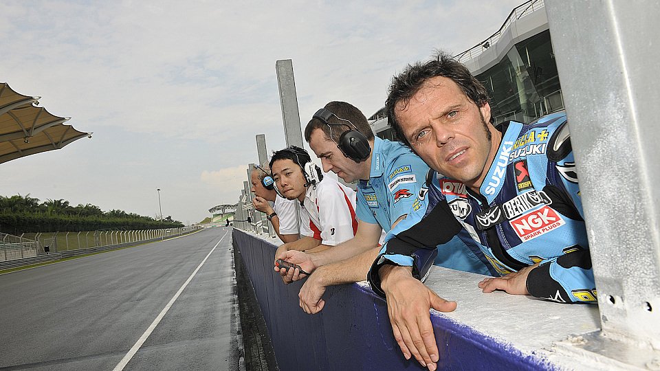 Capirossi durfte heute nur zuschauen, wie Suzuki-Testfahrer Nobuatsu Aoki mit seiner GSV-R Runden in Sepang drehte., Foto: Milagro