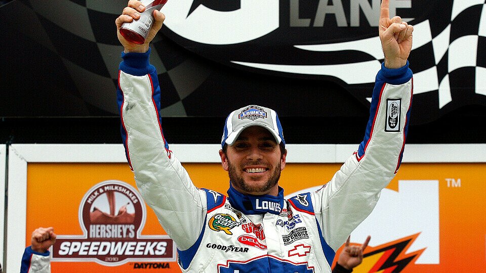 Titelverteidiger Jimmie Johnson gewann das erste Qualifikationsrennen, Foto: NASCAR