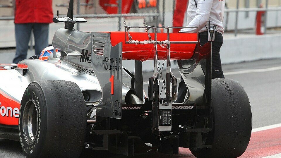 Der McLaren-Heckflügel ist Objekt der Diskussionen., Foto: Sutton