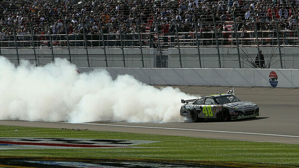 Jimmie Johnson gewann das Duell gegen Jeff Gordon, Foto: NASCAR