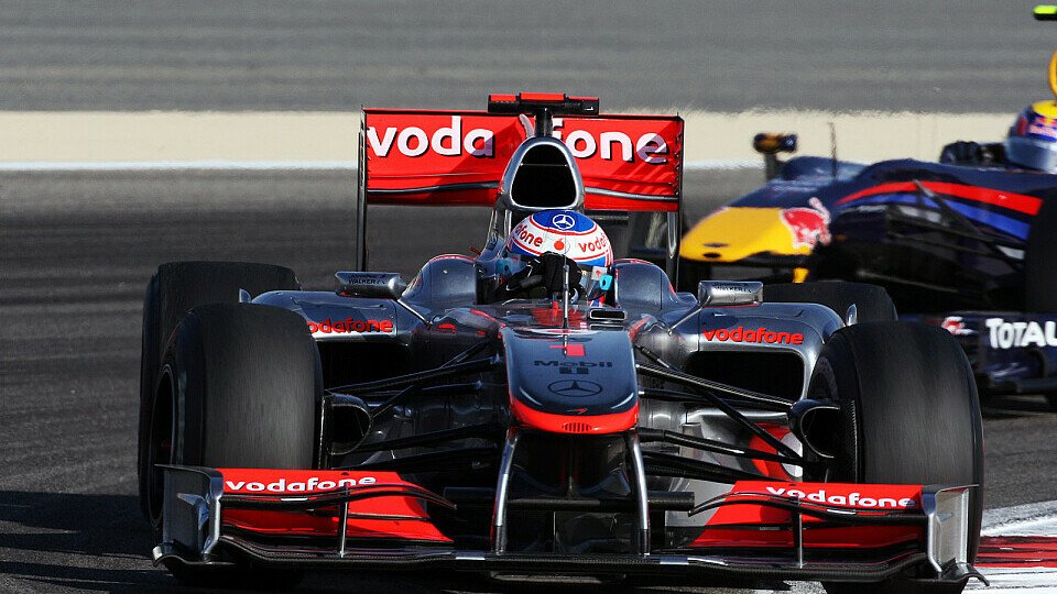 Jenson Button steckte im Rennen fest, Foto: Sutton