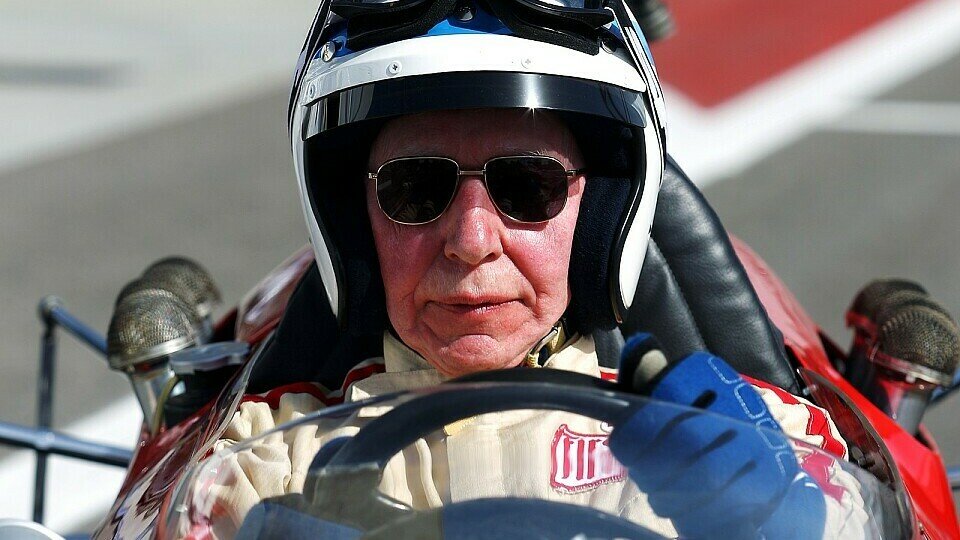 John Surtees greift auch im hohen Alter noch ins Lenkrad, Foto: Sutton