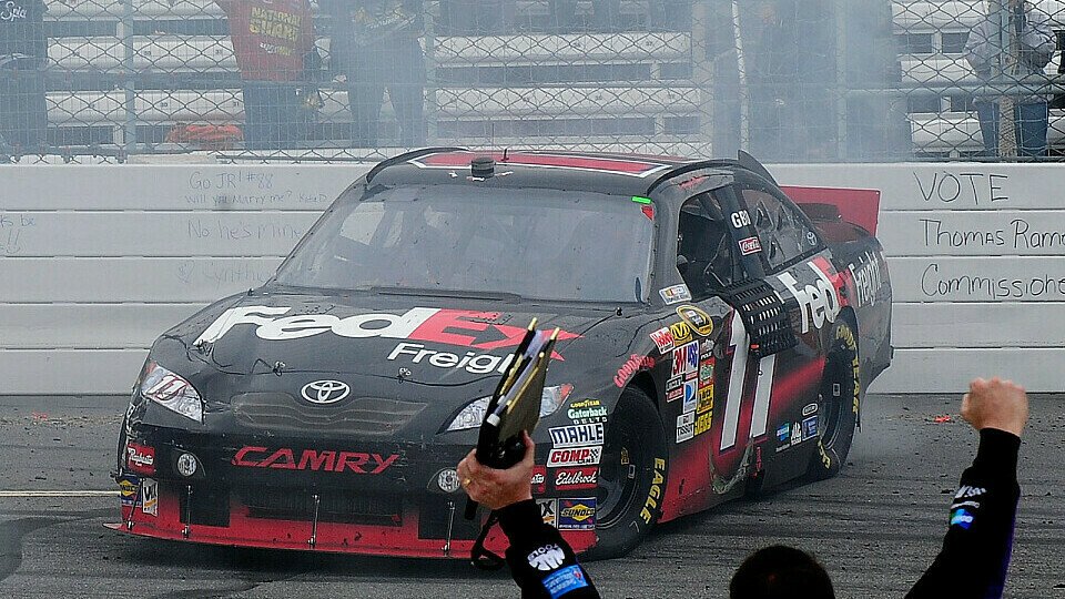 Denny Hamlin gewinnt auf seiner Heimstrecke, Foto: NASCAR