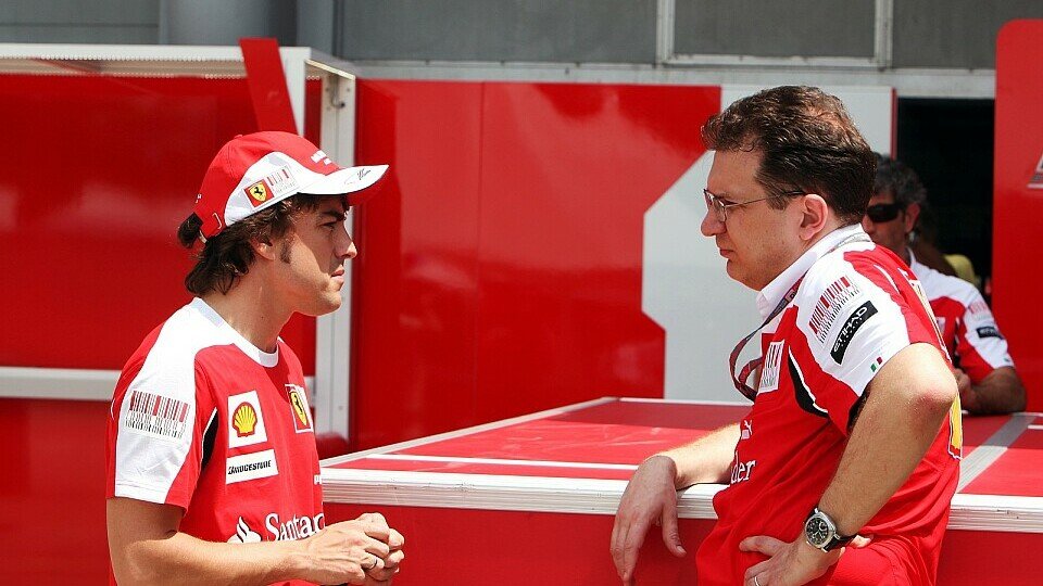 Ferrari-Chefdesigner Nikolas Tombazis im Gespräch mit Fernando Alonso, Foto: Sutton