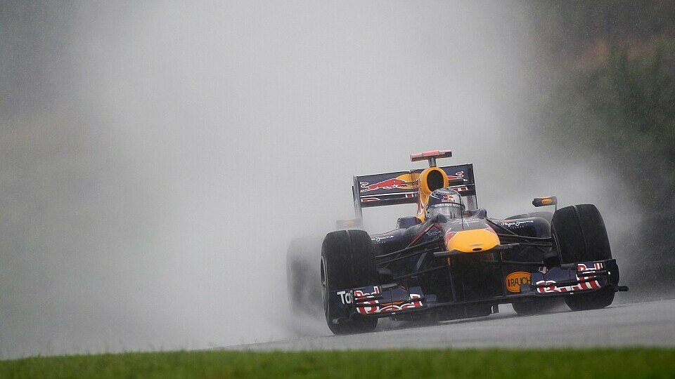 Sebastian Vettel war froh, unbeschadet durch den Regen gekommen zu sein, Foto: Sutton