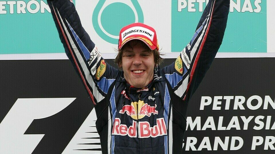 Sebastian Vettel durfte endlich den Siegerchampagner schmecken., Foto: Sutton