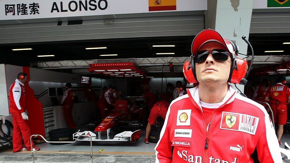 Giancarlo Fisichella ist mit seiner Zuschauerrolle wohl nicht ganz so zufrieden und lässt es gerne mal auf Roms Straßen krachen, Foto: Sutton