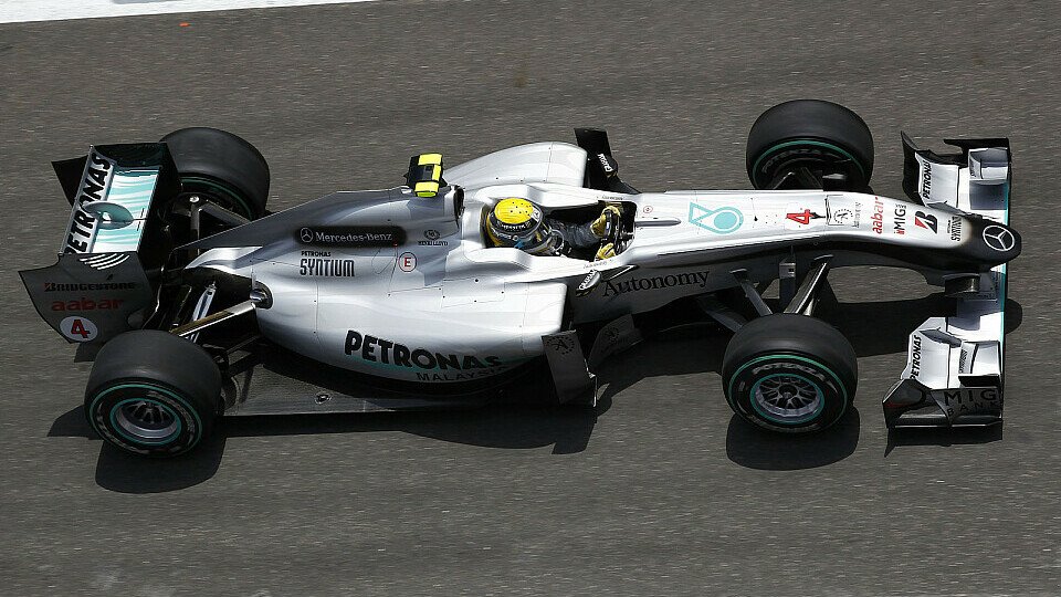 Nico Rosberg hat Michael Schumacher fest im Griff, Foto: Mercedes GP
