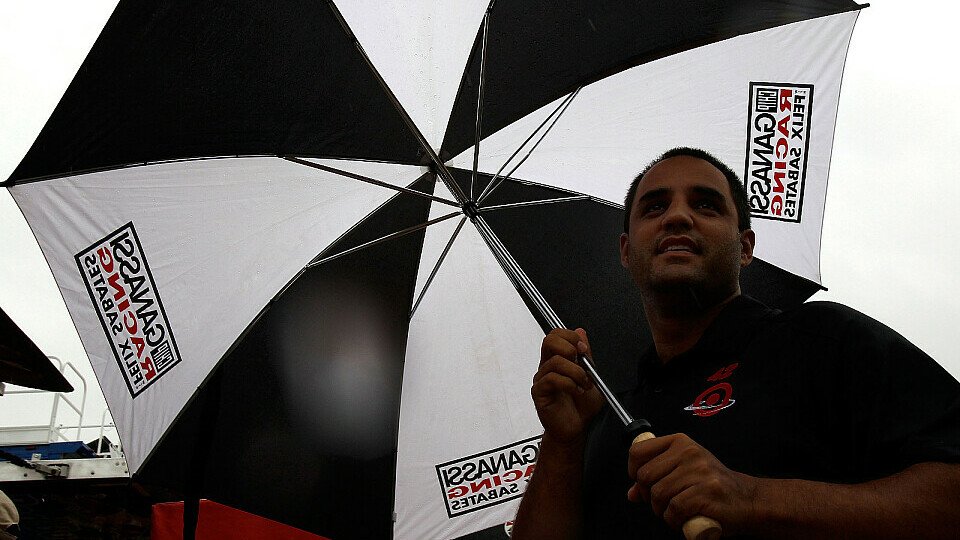 Juan Pablo Montoya steht im Regen, Foto: NASCAR