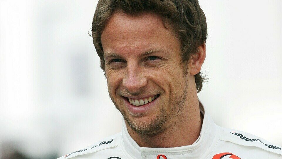 Jenson Button musste über Aussagen von Flavio Briatore und Fernando Alonso lachen, Foto: Sutton