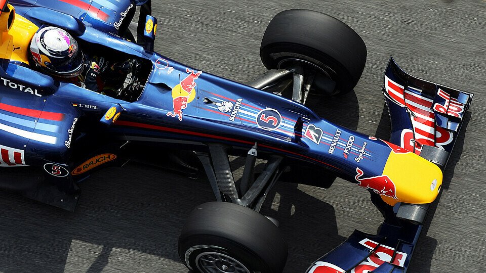 Sebastian Vettel hat den Sieg noch nicht abgeschrieben, Foto: Red Bull/GEPA