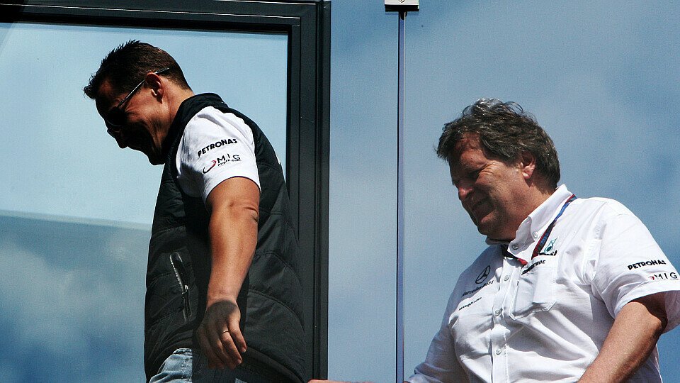 Norbert Haug steht hinter Michael Schumacher, Foto: Sutton