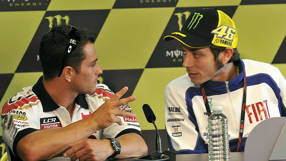 Randy de Puniet (l), hier im Gespräch mit dem Trainingsschnellsten Valentino Rossi, war heute noch nicht wirklich zufrieden., Foto: LCR Honda