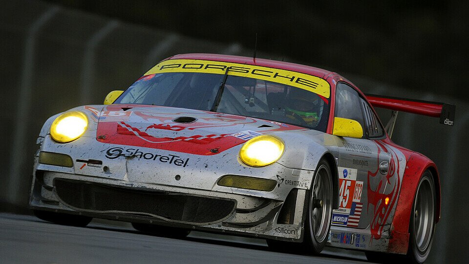 Jörg Bergmeister und Patrick Long kamen als Fünfte ins Ziel., Foto: Porsche