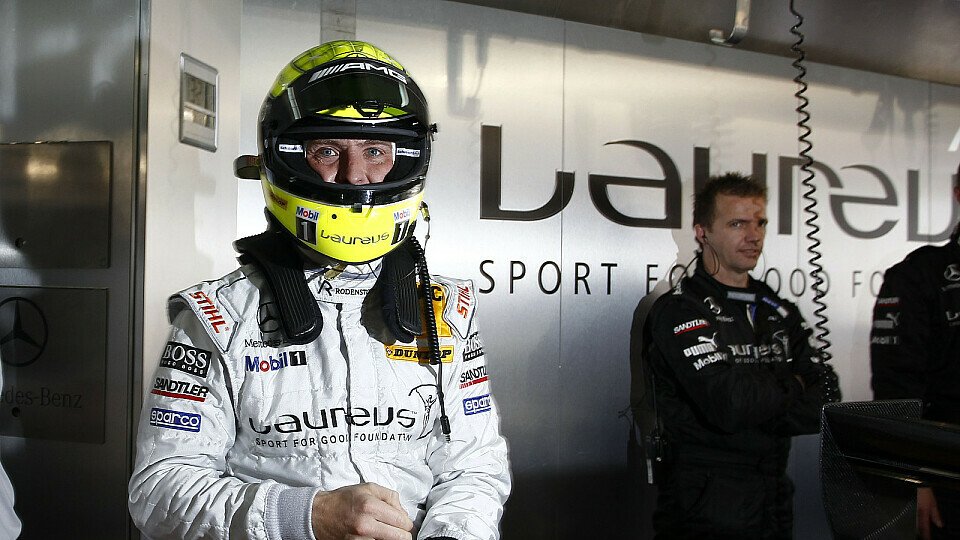 Ralf Schumacher führt den Gewinner durch die Box, Foto: DTM