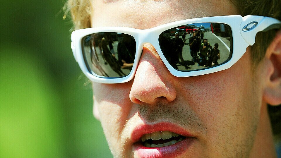 Sebastian Vettel hat ein neues Chassis und eine neue Brille, Foto: Sutton