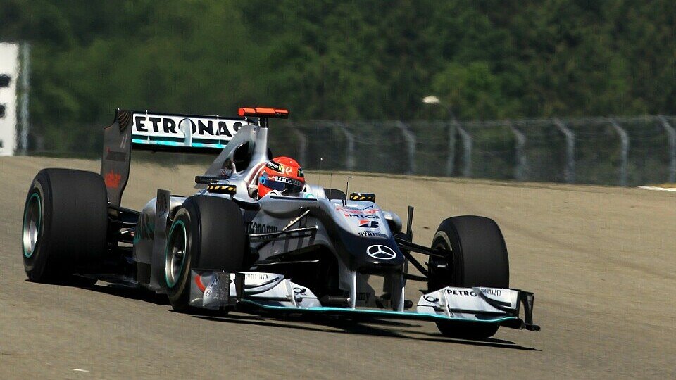 Michael Schumacher ist sich noch unschlüssig, wie gut der Mercedes ist, Foto: Sutton