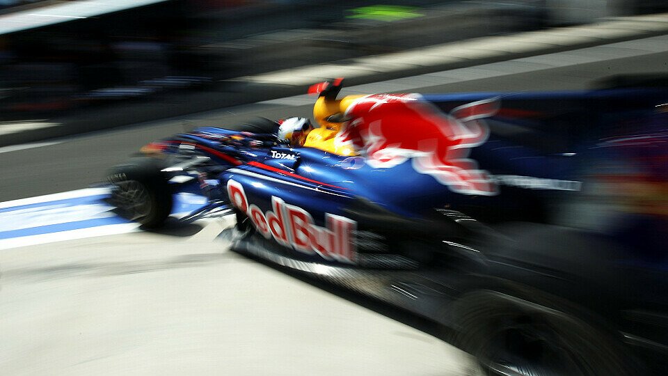Red Bull fährt mit dem herkömmlichen RB6, Foto: Red Bull/GEPA